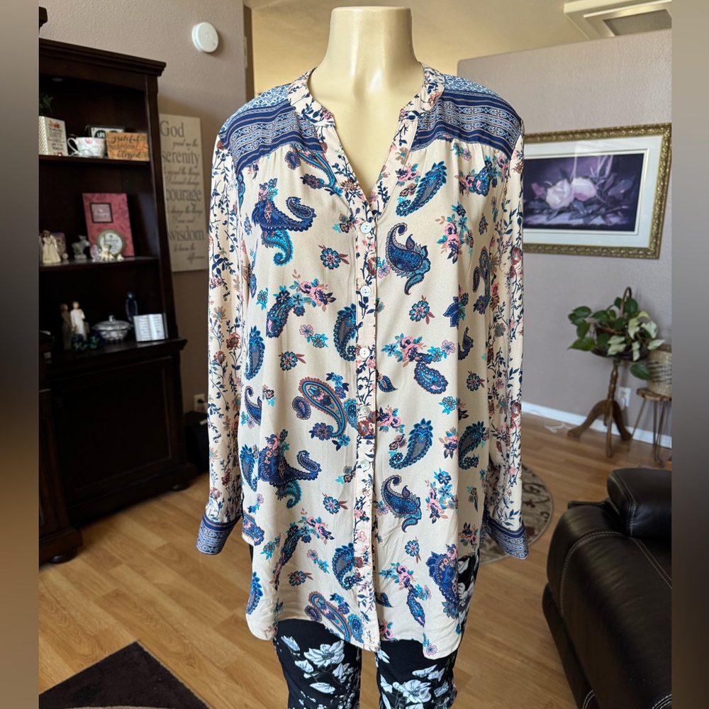 Fig & Flower multicolored paisley long sleeve Vneck tunic-size L